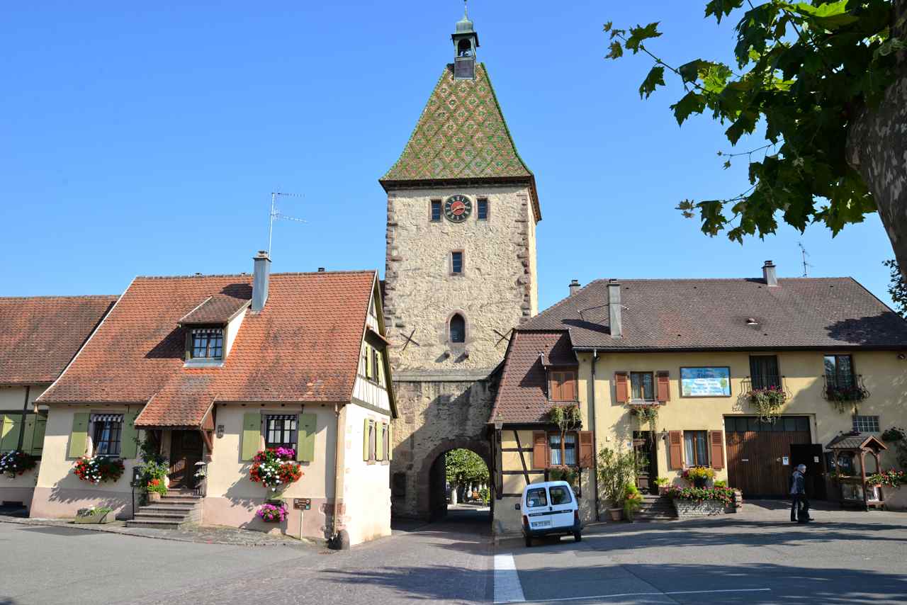 Entrée de la cité médiévale par la Porte Haute (Obertor) du XIVe siècle, Bergheim